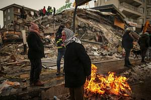 Lidé přišli v důsledku silného zemětřesení, které zasáhlo Turecko a Sýrii, o domovy. Ilustrační snímek