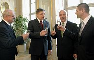 Kdysi na hradě, teď u soudu. Premiér Robert Fico navrhl (druhý zleva), prezident Ivan Gašparovič (vlevo) jmenoval. Igor Štefanov (první zprava) nahradil v dubnu 2009 Mariana Januška (druhý zprava). Dnes stojí oba jmenovaní před soudem