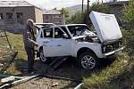 Muž si ve městě Stěpanakert v Ázerbájdžánu prohlíží svůj automobil zničený ostřelováním