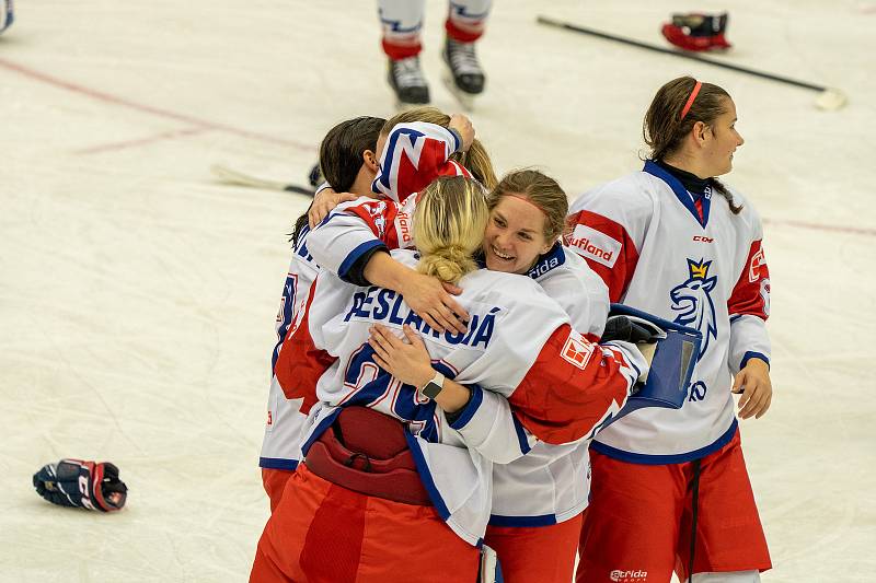 České hokejistky to dokázaly a jedou na olympiádu v Číně, která se koná na jaře 2022. Maďarsko porazily 5:1 a mohly se radovat v Chomutovské Rocknet Aréně přímo na ledové ploše za účasti skvělých více jak 1800 diváků.