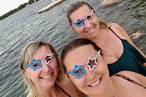 Petra Henychová a její blízcí na pláži u Národního parku Paklenica, která je favoritem jejích nejbližších v Chorvatsku už 21 let. Brýle vystříhaly šikovné děti maminek.