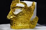 Zlatá maska z Číny je stará zhruba tři tisíce let. 