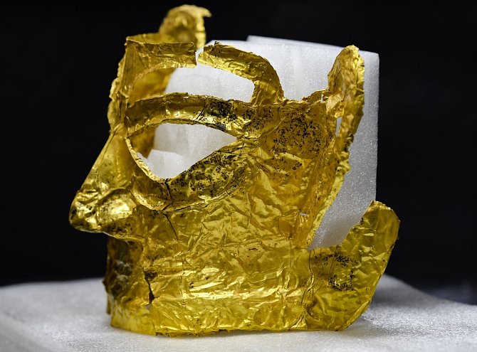 Zlatá maska z Číny je stará zhruba tři tisíce let. 