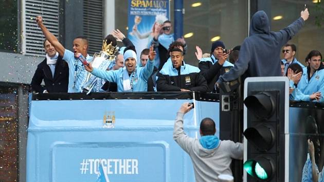 Fotbalisté Manchesteru City slaví titul v Premier League.