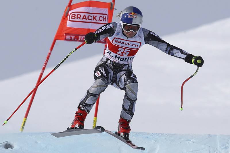 Ester Ledecká na trati superobřího slalomu v lyžařském Světovém poháru ve Svatém Mořici