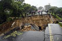 Silnice spojující města Blantyre a Lilongwe v Malawi je poškozena po silných deštích způsobených tropickou bouří Freddy 14. března 2023