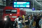 Cestující a přijíždějící vlaková souprava na hlavním nádraží v Berlíně