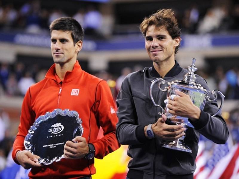 Novak Djokovič (vlevo) podlehl ve finále US Open Rafaelu Nadalovi.