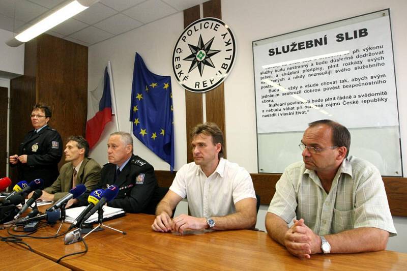 Z pondělní tiskové konference - zleva mluvčí Východočeské správy Policie ČR Iva Marková, státní zástupce Pavel Hochmann, šéf Východočeské správy Policie ČR Petr Přibyl, kriminalisté Ivo Kolda a Luboš Němec.