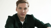 GEORGE EZRA. Nepodařilo se vám ukořistit lístky na klubový koncert tohoto mladíka ve Foru Karlín? Nesmutněte, 21. května se znovu vrátí a zahraje v pražské Tipsport areně.