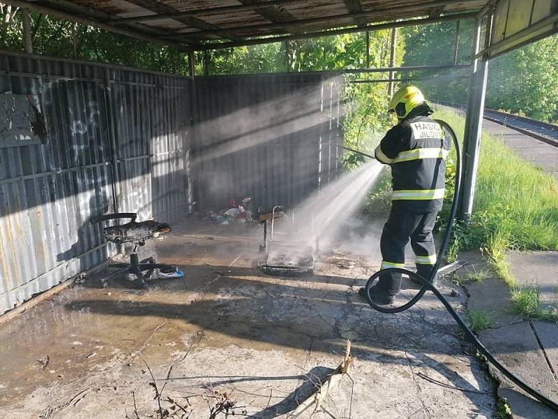 V Martiněvsi hořel ve vlakové stanici nepořádek. Místní hasiči požár zlikvidovali během minuty