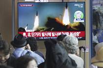 Lidé na nádraží v jihokorejském Soulu 4. května 2019 sledovali v televizi archivní záběry na rakety, které odpálila KLDR