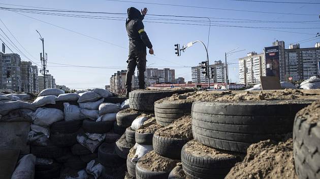 Obyvatelé Kyjeva pomáhají kopat zákopy a stavět barikády. Město se připravuje na ruský útok