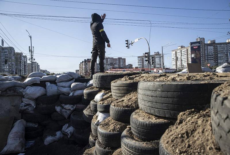 Obyvatelé Kyjeva pomáhají kopat zákopy a stavět barikády. Město se připravuje na ruský útok