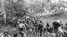 Příslušníci americké námořní pěchoty odpočívají v poli na Guadalcanalu