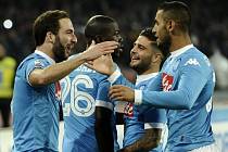 Fotbalisté Neapole slaví gól v síti Interu Milán