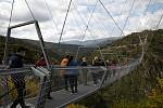 Most dlouhý 516 metrů se pohupuje na ocelových lanech ve výšce 175 metrů nad kaňonem řeky Paiva jihovýchodně od Porta.