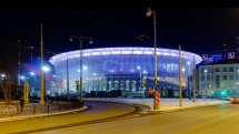 Centrální stadion (Jekatěrinburg, 35 000 diváků). Jediný stadion v asijské části Ruska a zároveň po Lužnikách nejstarší. Unikátem je provizorní tribuna postavená na obřím lešení, která byla smontována, aby stadion splnil požadavky na minimální kapacitu.