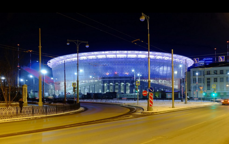 Centrální stadion (Jekatěrinburg, 35 000 diváků). Jediný stadion v asijské části Ruska a zároveň po Lužnikách nejstarší. Unikátem je provizorní tribuna postavená na obřím lešení, která byla smontována, aby stadion splnil požadavky na minimální kapacitu.
