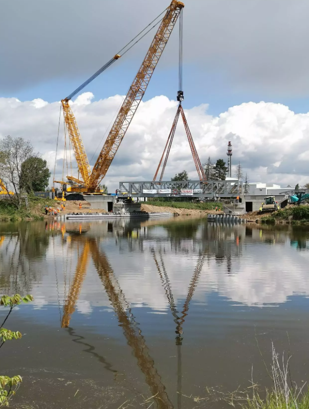 Osazování zdvižného železničního mostu v Lužci nad Vltavou.