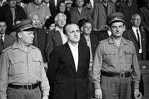 Maďarský sériový vrah Péter Kovács v roce 1968 před Nejvyšším soudem. Byl odsouzen k trestu smrti a 1. prosince 1968 byl oběšen, nebyl ale prvním ani jediným, kdo za spáchané zločiny pykal.