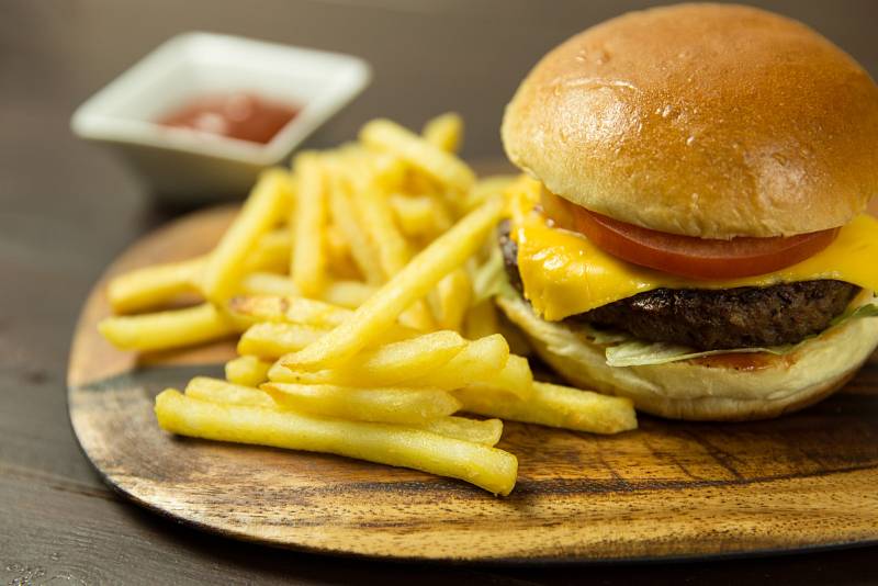 Rychlé občerstvení je na každém rohu a cena za nejběžnější oběd – hranolky, hamburger a nápoj – je téměř bezkonkurenční