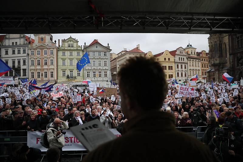 Do ulic Prahy vyšly tisíce lidí, aby protestovaly za nezávislost justice.