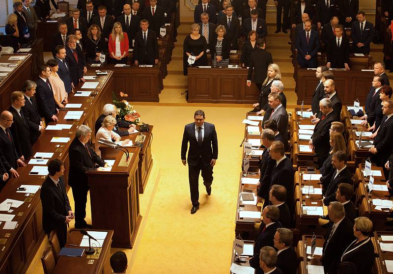 První zasedání sněmovny po volbách.