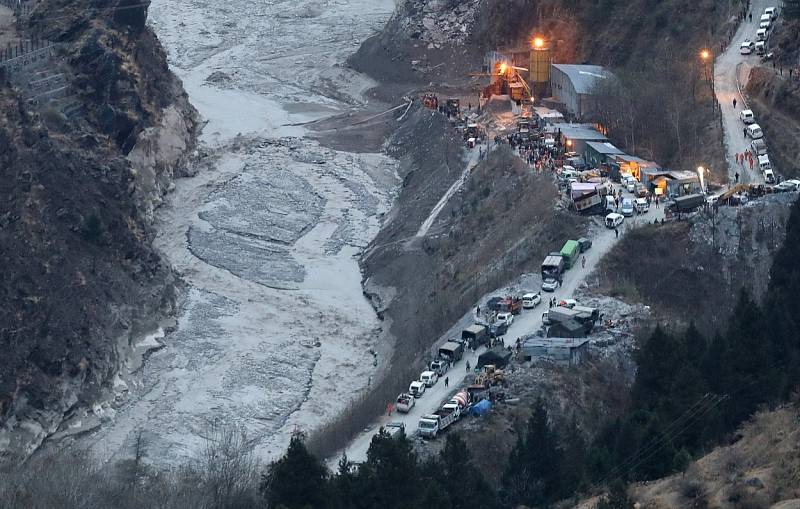 Odlomený kus ledovce způsobil v Indii bleskové záplavy. Zemřely desítky lidí