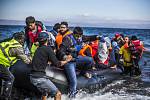 Připlouvání uprchlíků na řecký ostrov Lesbos.