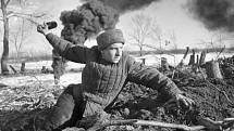 Sovětský voják se připravuje k hodu granátem