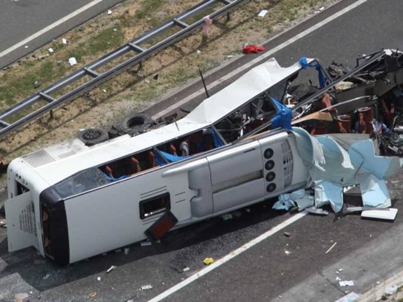 Osm mrtvých a přes čtyřicet zraněných si v sobotu ráno vyžádala havárie českého autobusu brněnské cestovní kanceláře ve středním Chorvatsku.