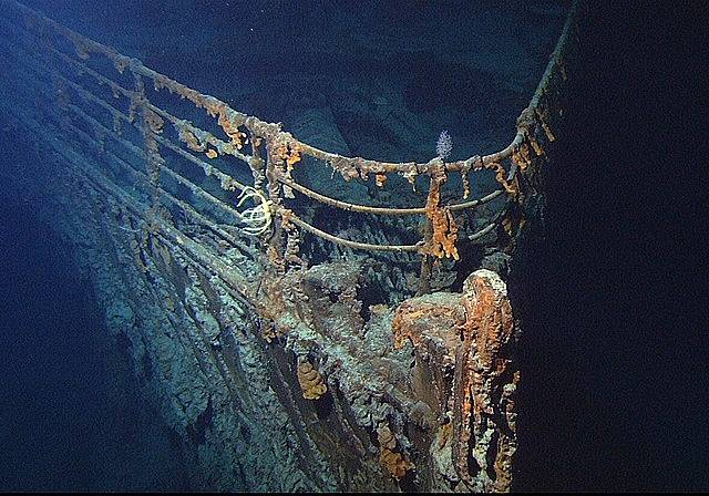 Vrak Titaniku leží v hloubce kolem čtyř tisíc metrů pod hladinou oceánu. Vrak objevil oceánograf Robert Ballard při tajné misi na vyzvednutí dvou jadrových ponorek. 