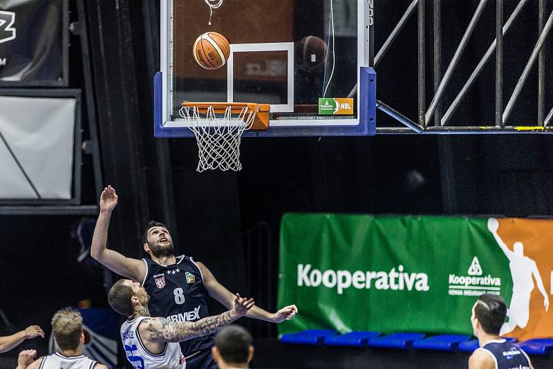 Momentka z utkání basketbalové Kooperativa NBL mezi USK Praha a Děčínem.