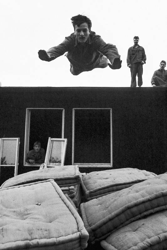 KAŽDODENNÍ VOJENSKÝ ŽIVOT. Snímky z vojny z roku 1984, které pořídil mostecký fotograf Luboš Dvořák. „Zajímal mě každodenní vojenský život na ubikacích, prostě jak v nich všichni blbli."