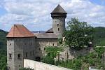 Sovinec. Nejrozsáhlejší hradní komplex v Jeseníkách stojí na skalnatém výběžku nad stejnojmennou obcí od počátku čtrnáctého století.