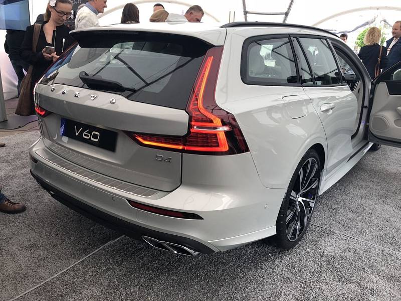 Volvo V60.