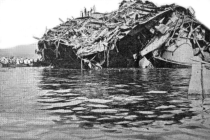 Vrak bitevní lodi Liberté po výbuchu. Loď skončila v toulonském přístavu v troskách, poškozeny byly i další lodě
