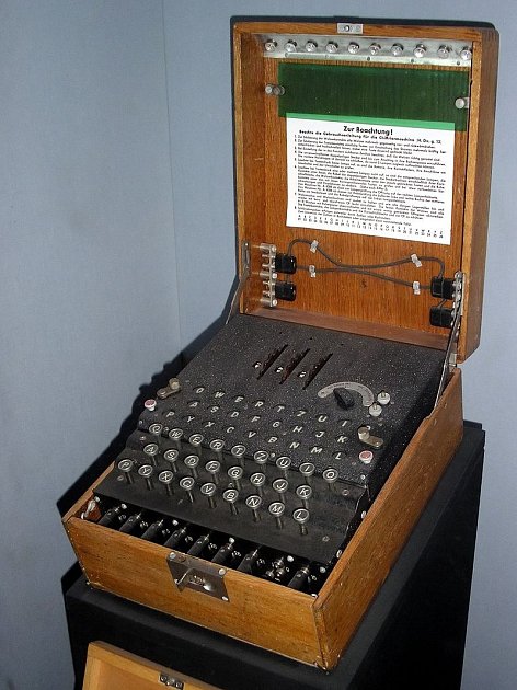 Armádní Enigma se třemi rotory z londýnského muzea Imperial War Museum