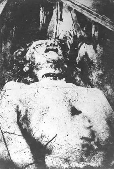 Znetvořené tělo Catherine Eddowesové, ještě před tím, než bylo převezno na pitvu.