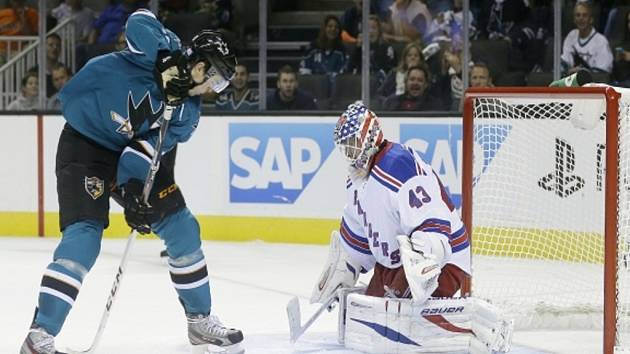 Tomáš Hertl ze San Jose si proti Rangers dovolil i gólovou parádičku, při které skóroval s hokejkou mezi nohama.