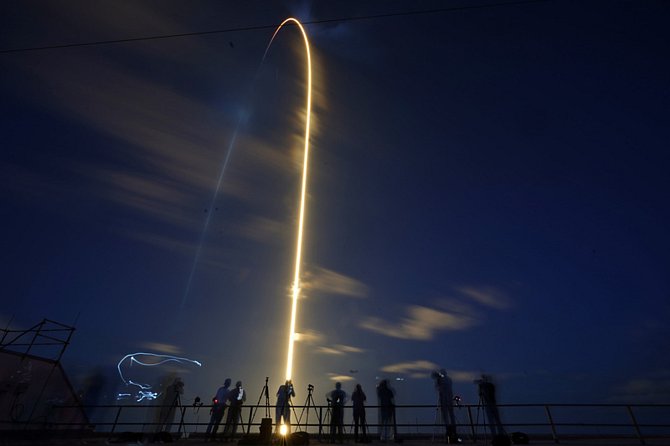 Raketa Falcon 9 společnosti SpaceX dnes z Kennedyho vesmírného střediska na Floridě vynesla na oběžnou dráhu loď Crew Dragon se čtyřčlennou civilní posádkou