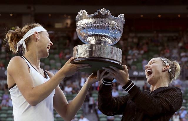 Lucie ŠAfářová (vlevo) a Bethanie Matteková-Sandsová vyhrály Australian Open.