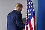 Americký prezident Donald Trump odchází od řečnického pultíku po projevu v Bílém domě na snímku z 5. listopadu 2020.