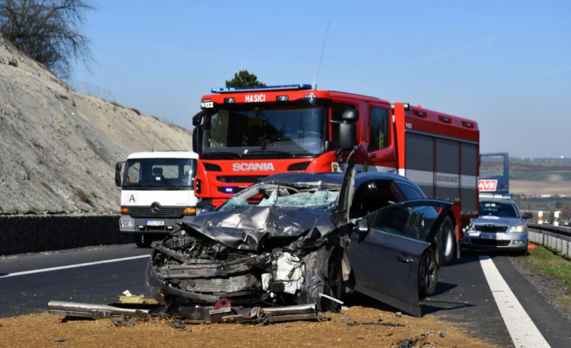 Na 15. kilometru D7 ve směru na Prahu došlo k vážné dopravní nehodě.