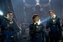 PROMETHEUS. Hledání starých civilizací – Charlie, jeho přítelknyě Elisabeth a robot David (Logan Marshall-Green, Noomi Rapace, Michael Fassbender). 