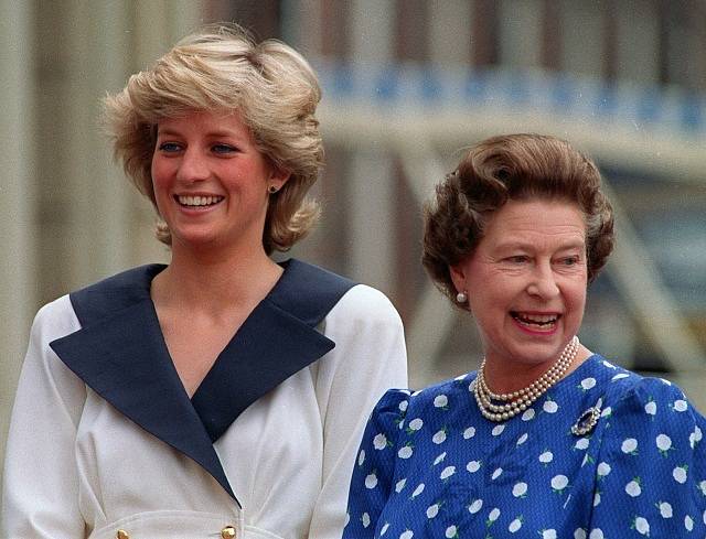 Princezna Diana s královnou Alžbětou