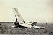 Stroj El Encanto poté, co havaroval při startu Doleova leteckého závodu. Posádka přežila.