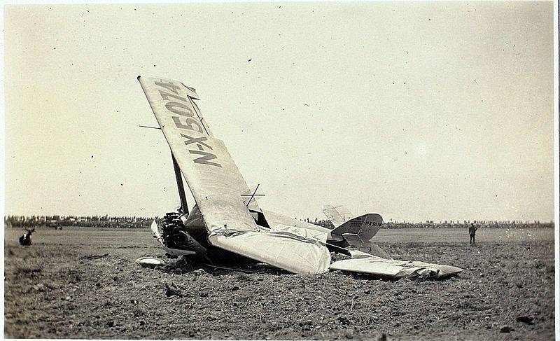 Stroj El Encanto poté, co havaroval při startu Doleova leteckého závodu. Posádka přežila.