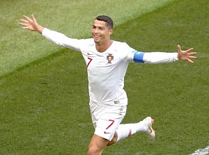 Cristiano Ronaldo slaví gól proti Maroku.